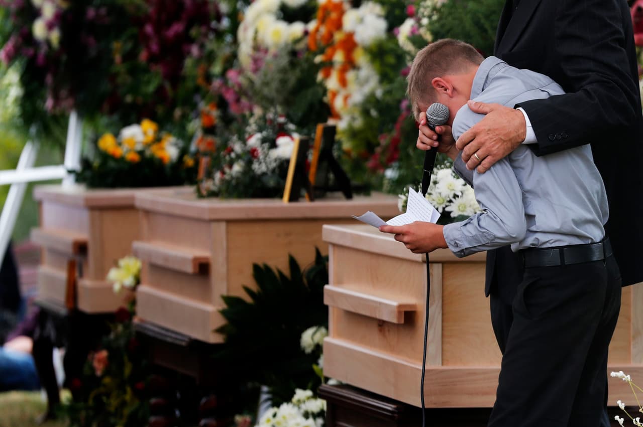 Con militares custodiando la entrada de La Mora, cientos de personas llegaron a este remoto poblado agrícola mexicano para los funerales de 
<a href="https://www.univision.com/noticias/criminalidad/gobierno-de-mexico-confirma-9-muertos-de-comunidad-mormona-entre-ellos-varios-ninos-tras-ataque-de-grupo-armado-en-mexico">tres mujeres y seis niños estadounidenses asesinados</a> en una emboscada de presuntos grupos criminales.