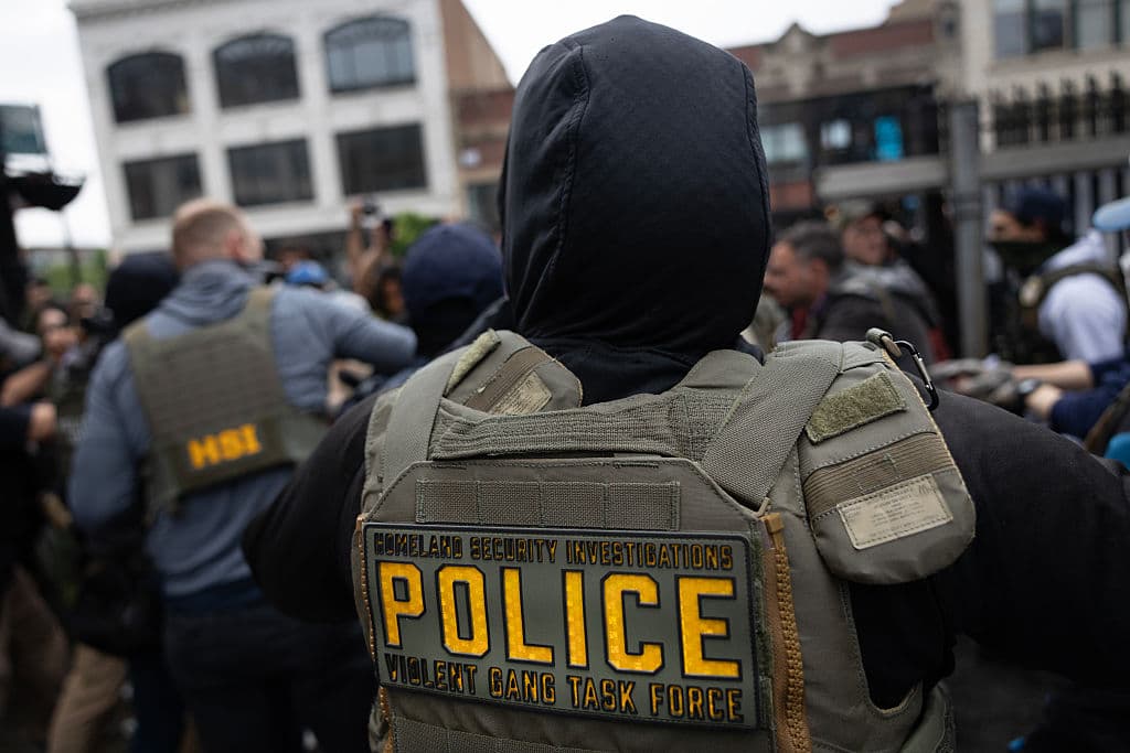 Univision Chicago solicitó una declaración al Servicio de Control de Inmigración y Aduanas (ICE). Un portavoz respondió: “Aquellos arrestados 
<b>tenían órdenes finales de remoción</b> emitidas por un juez de inmigración y no habían cumplido con esa orden.”