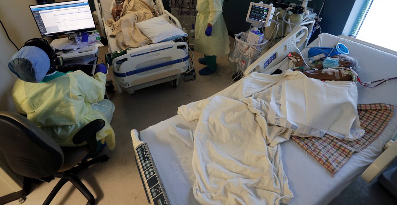 Personal médico vigilando a pacientes de covid-19 en el hospital DHR Health, en McAllen, Texas. Algunos pacientes se envían incluso a Oklahoma City, y pocos sobreviven al largo vuelo, lo que deja a las familias la carga adicional de conseguir que les envíen de vuelta los cuerpos.