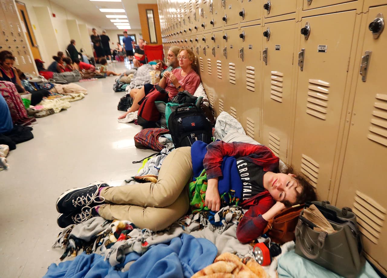 Algunos residentes de Panama City Beach se protegen en un refugio establecido en la secundaria Rutherford. Michael empujará marejadas de hasta 13 pies en algunas partes de la costa.