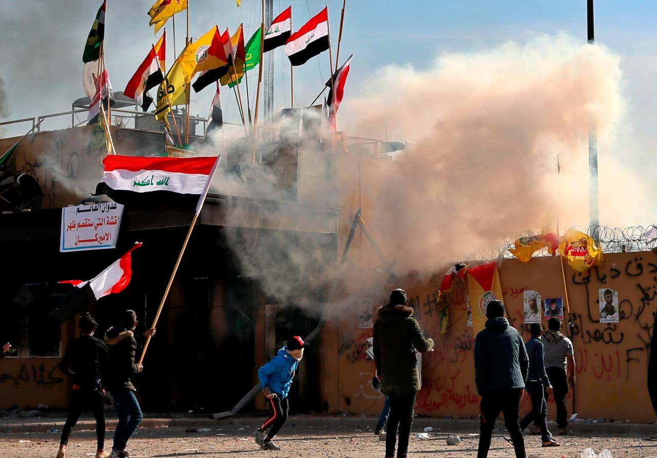 El martes, tras haber atacado durante horas la embajada estadounidense, cientos de personas anunciaron una acampada ilimitada en las inmediaciones de la legación estadounidense para reclamar la retirada de las tropas estadounidenses de Irak, tras unos bombardeos ordenados por Washington que dejaron 25 combatientes proiraníes muertos. 
<br>