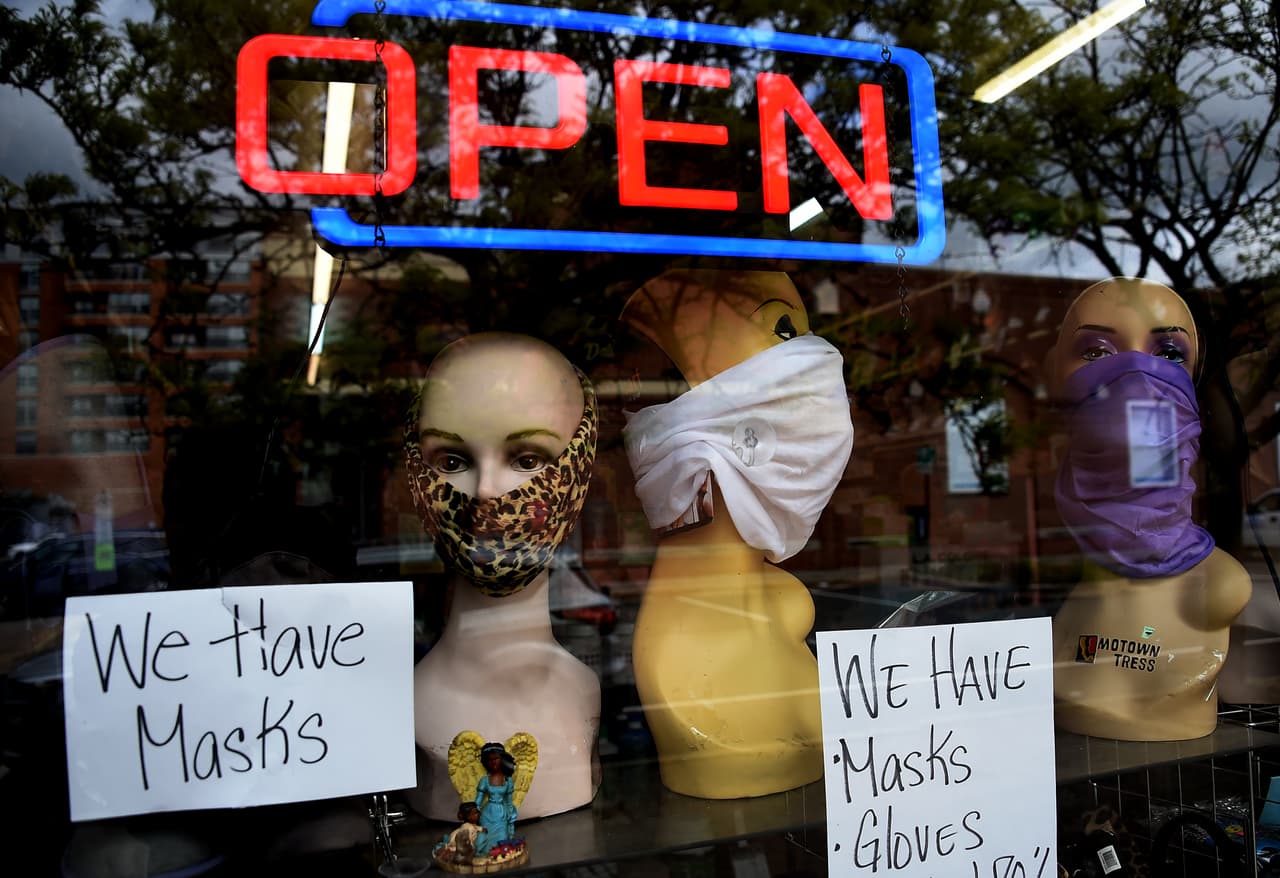 Maniquíes muestran las máscaras de protección contra el coronavirus que ofrece pequeña una boutique en Arlington, Virginia. 27 de abril.