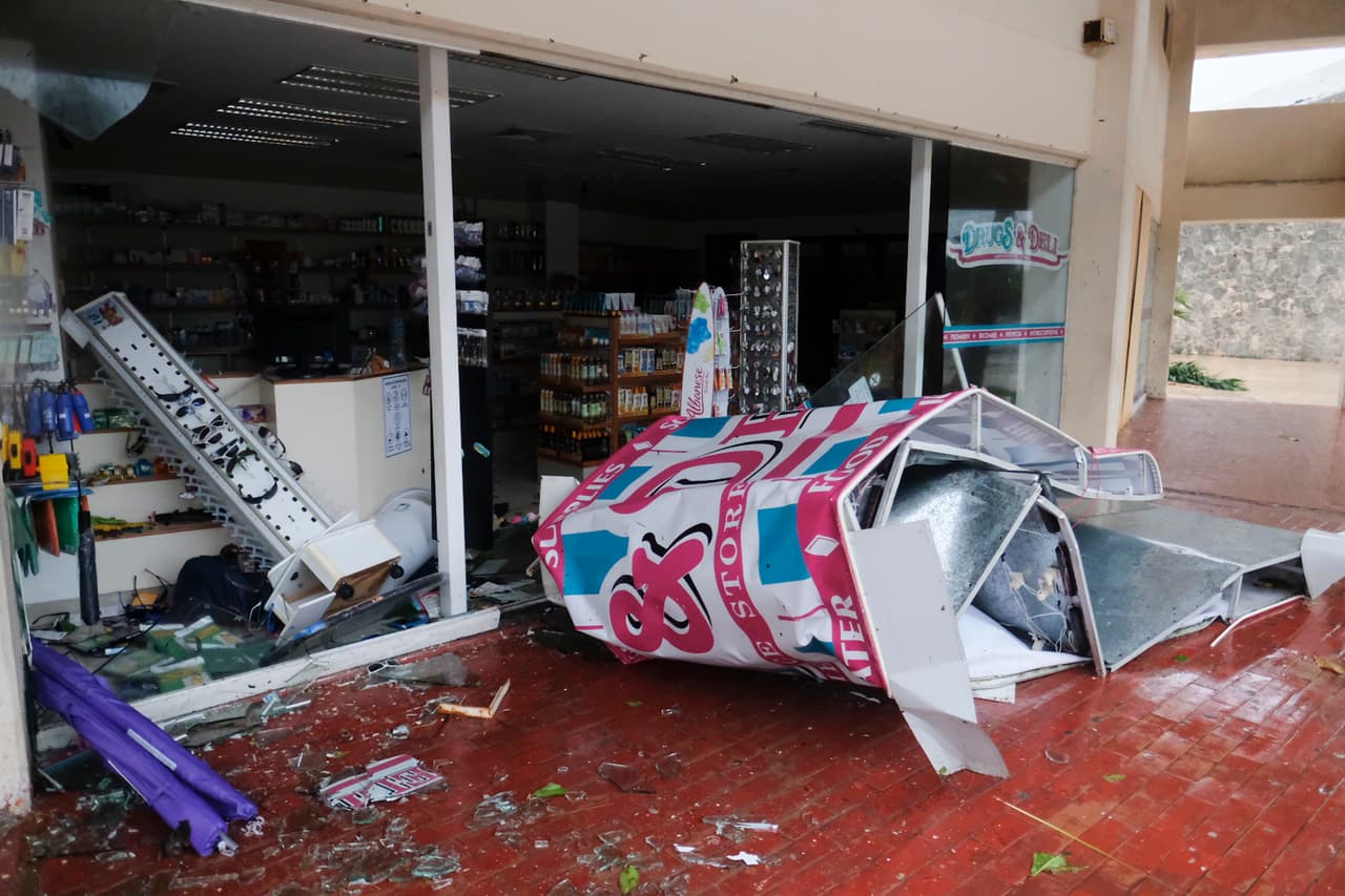Fachadas destrozadas en Cancún. La electricidad, y con ella el aire acondicionado, se cortó la madrugada del miércoles. Los turistas refugiados en esa ciudad debieron usar la luz de sus teléfonos celulares para guiarse.