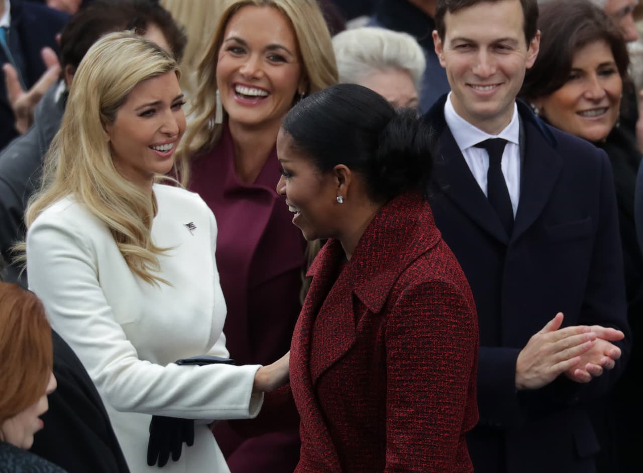 Ivanka es la más cercana a su padre en materia política, convirtiéndose en su consejera privada. Al crecer jugando en la oficina de su padre, algunos hablan de una confianza tal entre ellos que les hace vaticinar que será ella la que jugará verdaderos roles de Primera Dama. Aquí en el cálido saludo con la primera dama saliente Michelle Obama.