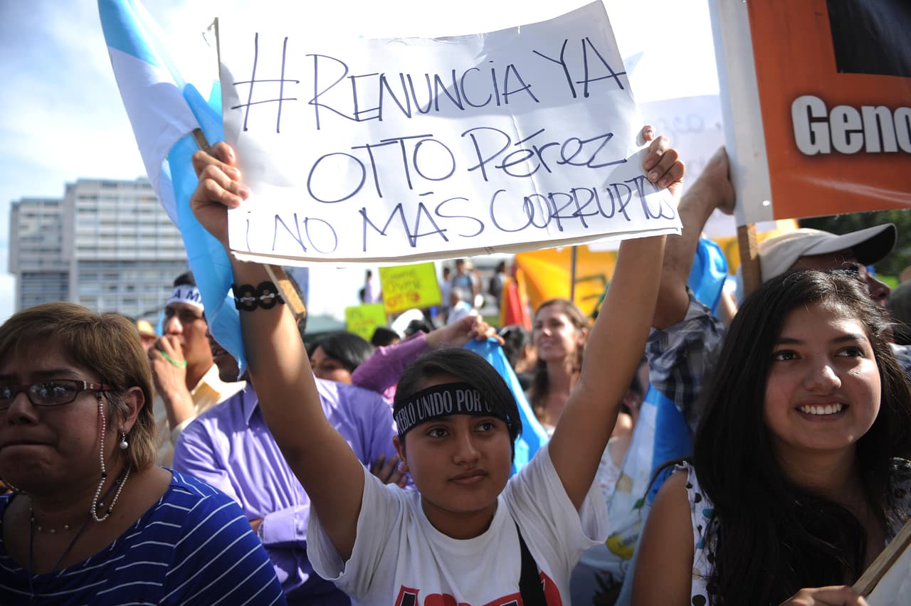 Los casos de corrupción en los que estaban involucrados el expresidente Otto Pérez Molina y quien fuera su vicepresidenta Roxana Baldetti hicieron salir a los guatemaltecos a las calles en multitudinarias protestas en 2015.