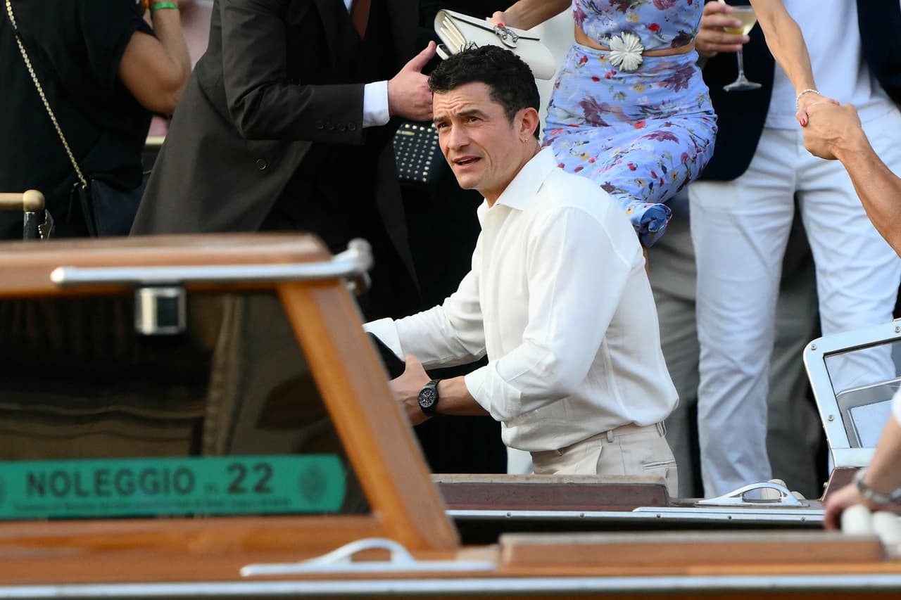 El actor británico Orlando Bloom aborda un taxi acuático en el Hotel Gritti Palace.
<br>
<br>La boda se celebró en un gran anfiteatro al aire libre con una serenata de Matteo Bocelli, hijo del famoso cantante de ópera Andrea Bocelli, según los medios. 
<b>El chef Fabrizio Mellino, con tres estrellas Michelin, se encargó del banquete y la tarta nupcial corrió a cargo del conocido pastelero francés Cédric Grolet, indicó el diario Corriere della Sera.</b>