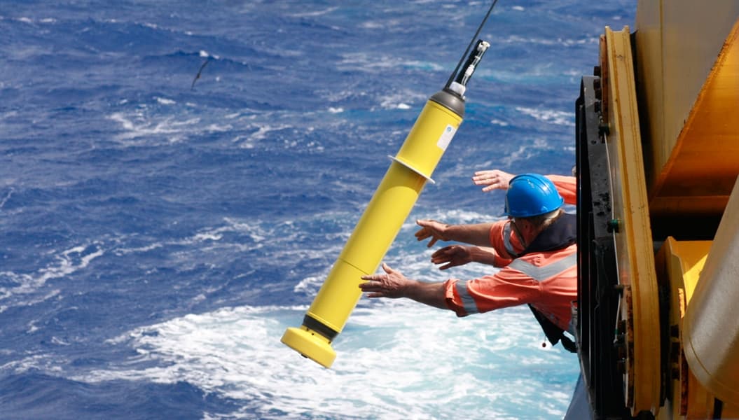 El Programa Argo es parte de los sistemas de observación oceánica de la Administración Nacional Oceánica y Atmosférica (NOAA). Aproximadamente cada 10 días, un flotador Argo se sumerge a aproximadamente 1.2 millas de profundidad, se desplaza con las corrientes oceánicas y luego sale a la superficie para transmitir datos en tiempo real a través de satélite.