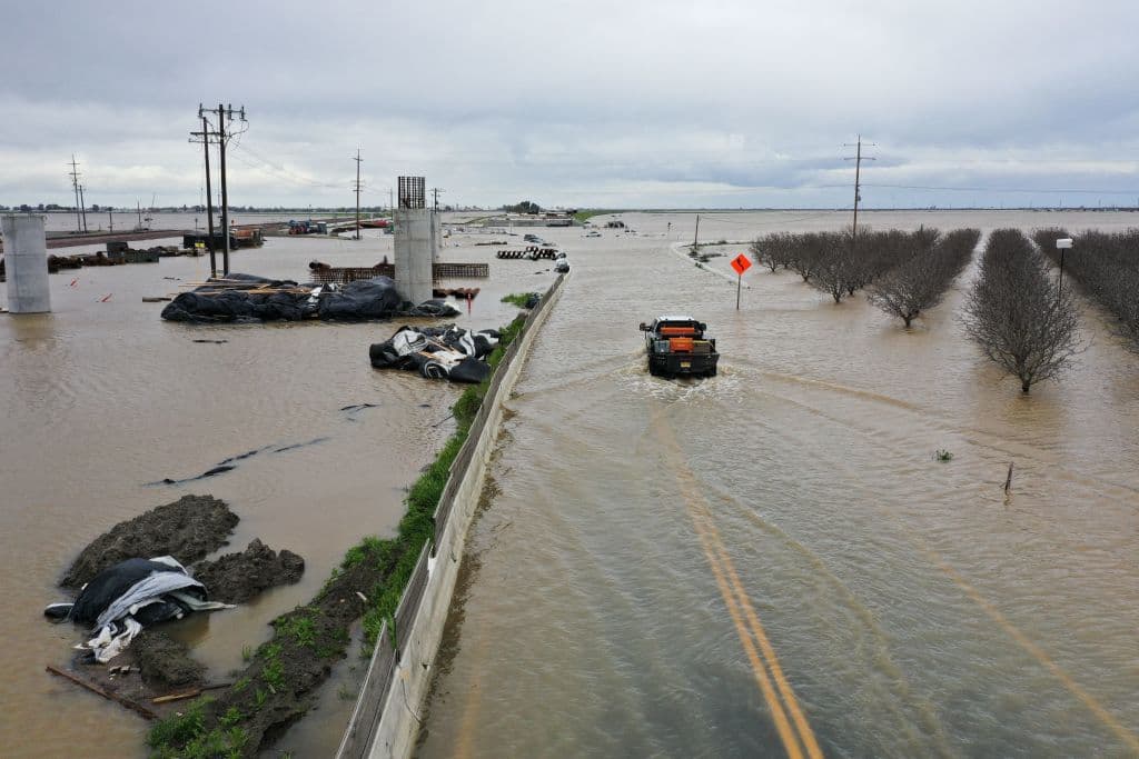 Las intensas lluvias resucitaron un lago en California que estuvo seco por más de un siglo