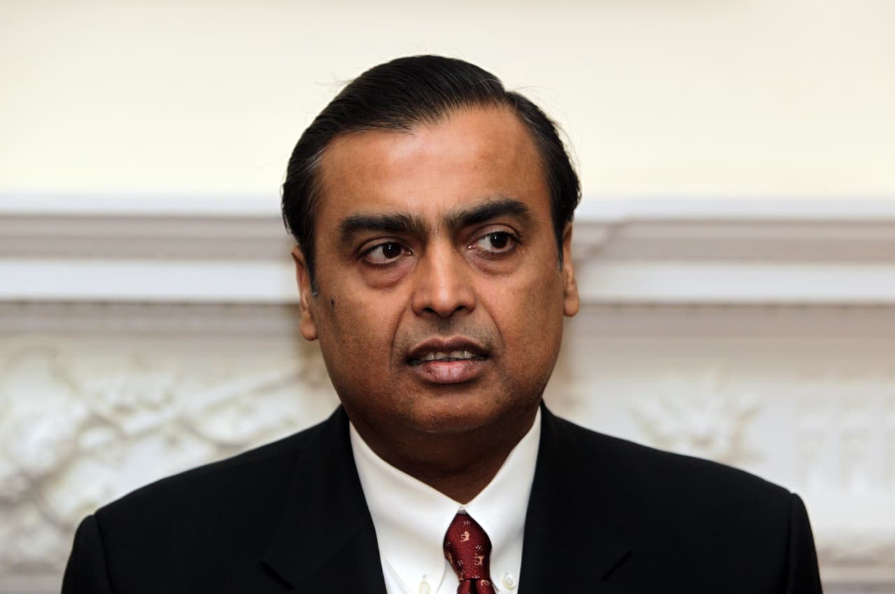 <b>Mukesh Ambani</b>, indú. Es presidente de Reliance Industries, una empresa petrolera de India. Su patrimonio neto total es de 81,100 millones de dólares.
