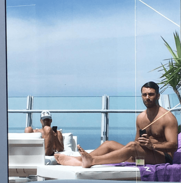 Hace unos meses ambos disfrutaban del sol y una piscina, pero en Barcelona. La pareja regularmente les muestra a los fanáticos como descansan y se consienten.