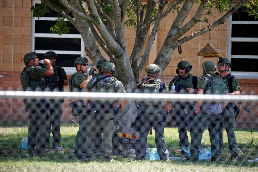 El hombre armado era residente de la comunidad y entró a la escuela con un chaleco antibalas y una pistola, y posiblemente un rifle, y abrió fuego, dijo Abbott. Fue abatido por las autoridades.