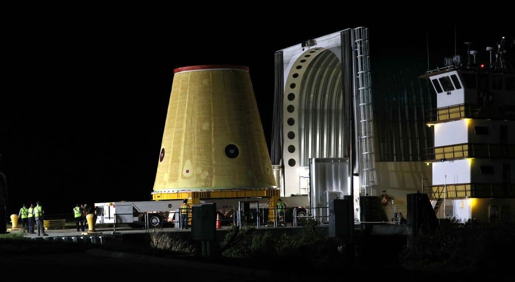 Un Adaptador de un Vehículo de Lanzamiento (LVSA) para la misión Artemis-1 es descargado de una barcaza en la estación de la Fuerza Aérea de Cabo Cañaveral en Florida antes del amanecer el 30 de julio de 2020. Construido exclusivamente en el Centro de Vuelo Espacial Marshall de la NASA en Huntsville, Alabama, la estructura de tres pisos es una pieza crítica del cohete Space Launch System (SLS) para la misión Artemis-1, un vuelo de prueba sin tripulación que llevará la nave espacial Orión a la Luna y de regreso en 2021. El cohete SLS también llevará 13 pequeños satélites que realizarán sus propias investigaciones científicas y tecnológicas.