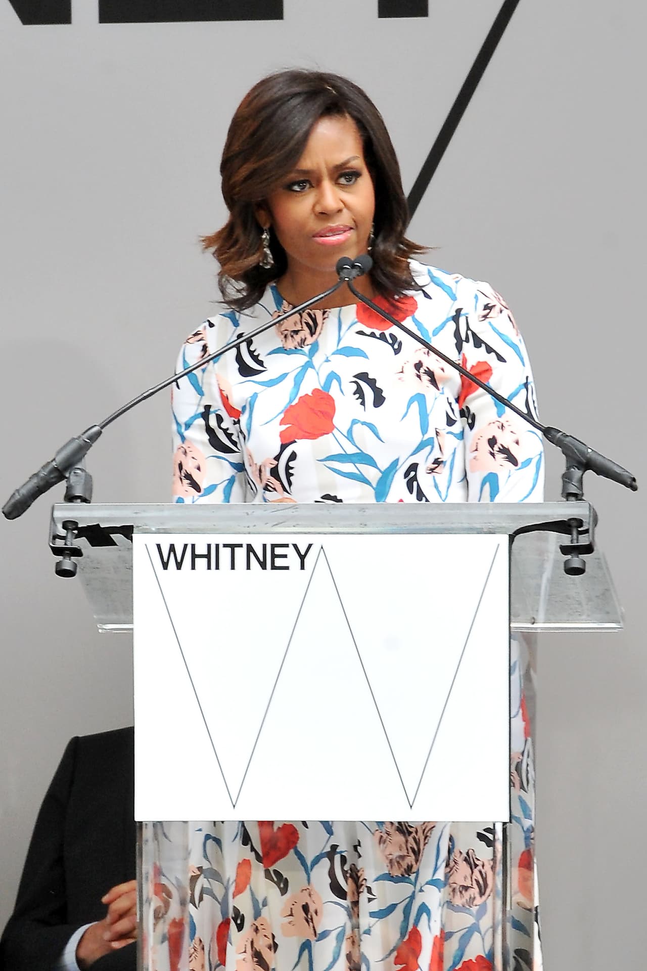 <b>Unas pestañas postizas, un delineado mucho más grueso en el párpado superior y un lipstick rosa brillante fueron los aliados de belleza </b>de Obama durante la ceremonia del 
<a href="https://www.whitehouse.gov/the-press-office/2015/04/30/remarks-first-lady-opening-whitney-museum">corte de listón</a> del Museo de Arte Americano Whitney, celebrada el 30 de abril de 2015, en la ciudad de Nueva York.
<br>