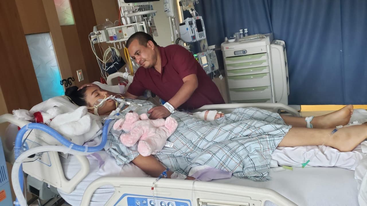 <b>Separación de familias</b>
<br>
<br>La administración de Trump se ha definido por su crueldad con respecto a la separación de familias inmigrantes. Sin duda, una de las historias más trágicas en surgir durante esta época fue la de Manuel Gámez, un inmigrante Hondureño, que sufrió la insuperable pérdida de su hija de 13 años. La joven residente de Queens, entró en una depresión cuando su padre fue detenido en la frontera por agentes de inmigración. El dolor de no volver a ver a su padre, llevó a la joven a intentar quitarse la vida, dejándola con muerte cerebral. Con el permiso de ICE, su padre logró estar presente durante sus últimos momentos, antes de ser desconectada de los aparatos que la mantenían con vida.