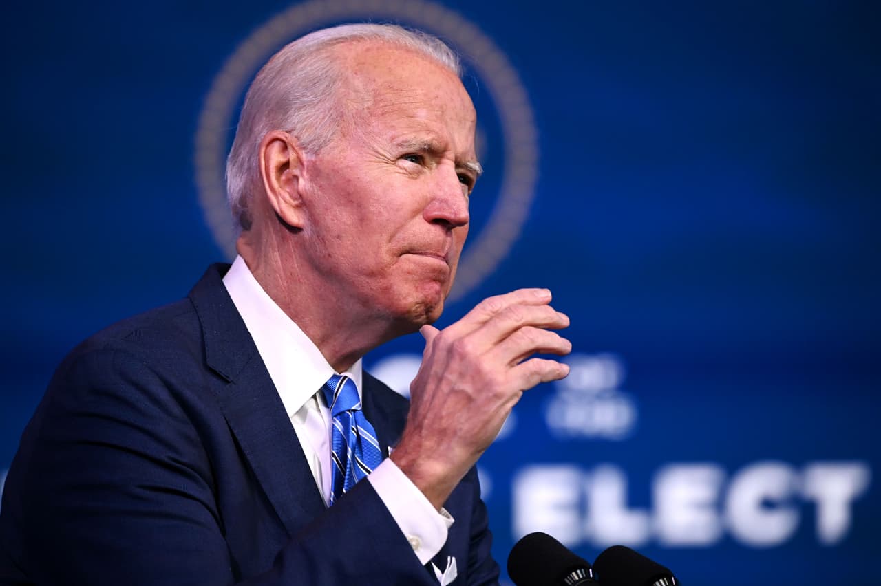 Otro cheque, más ayuda por desempleo y acelerar la vacunación: Biden presenta un plan económico por $1.9 billones 