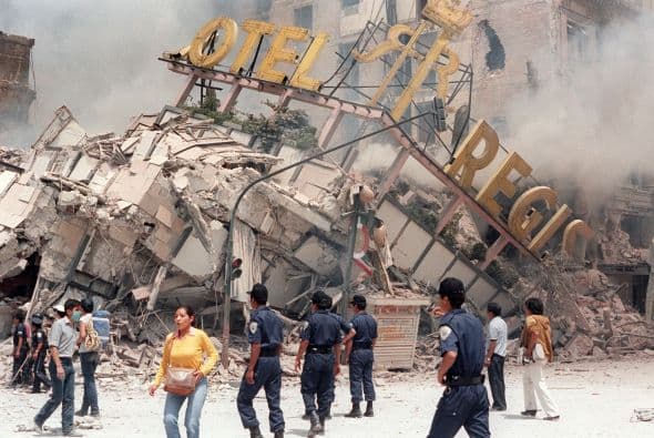 En 2002 López Obrador dispuso crear un fondo para el centro histórico, proyecto al que se sumó el magnate mexicano Carlos Slim -ahora el hombre más rico del mundo según Forbes- para recuperar 34 manzanas y restaurar antiguos edificios coloniales, pintar coloridas fachadas en calles que fueron iluminadas con coquetos faroles.
