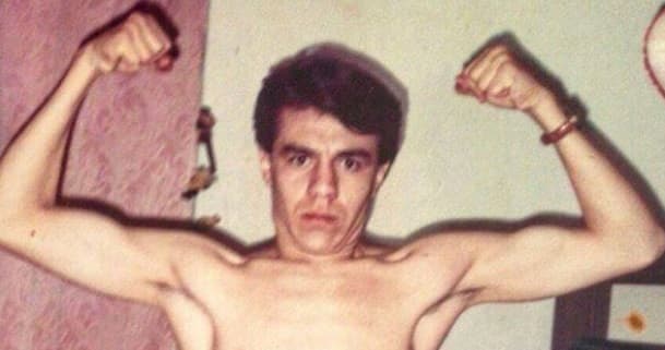 A los 18 años ya tenía la inquietud de ejercitar su cuerpo aunque, como muestra esta imagen, todavía le faltaba mucho trabajo.