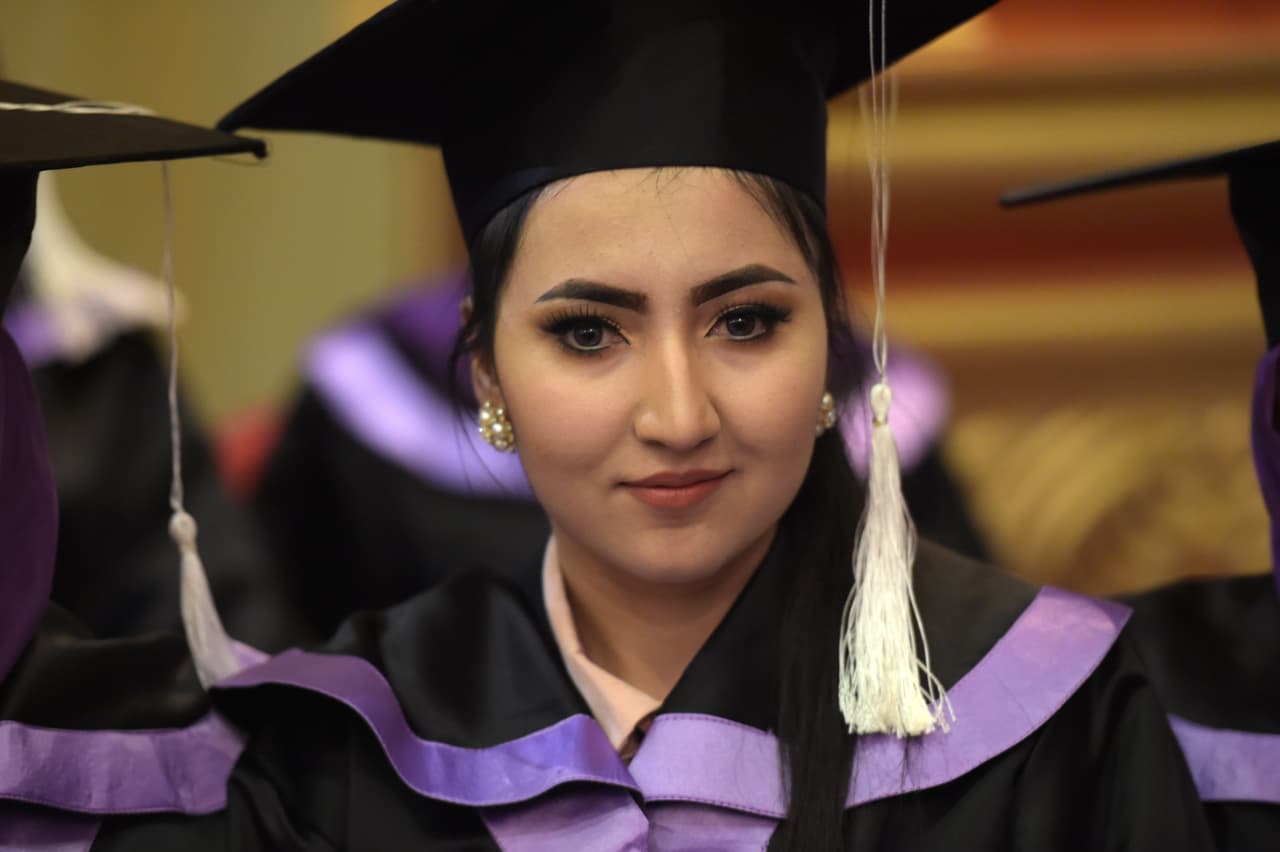 <b>Society of Hispanic Professional Engineers Foundation</b>
<br>La Fundación de la Sociedad de Ingenieros Profesionales Hispanos o, 
<a href="http://scholarships.shpe.org/">Society of Hispanic Professional Engineers Foundation</a>, le da más de $500,000 dólares en becas a estudiantes latinos que quieren estudiar ingeniería. Las becas van de 1,000 a 5,000 dólares. Por lo general, la fecha límite es el 1 de abril.