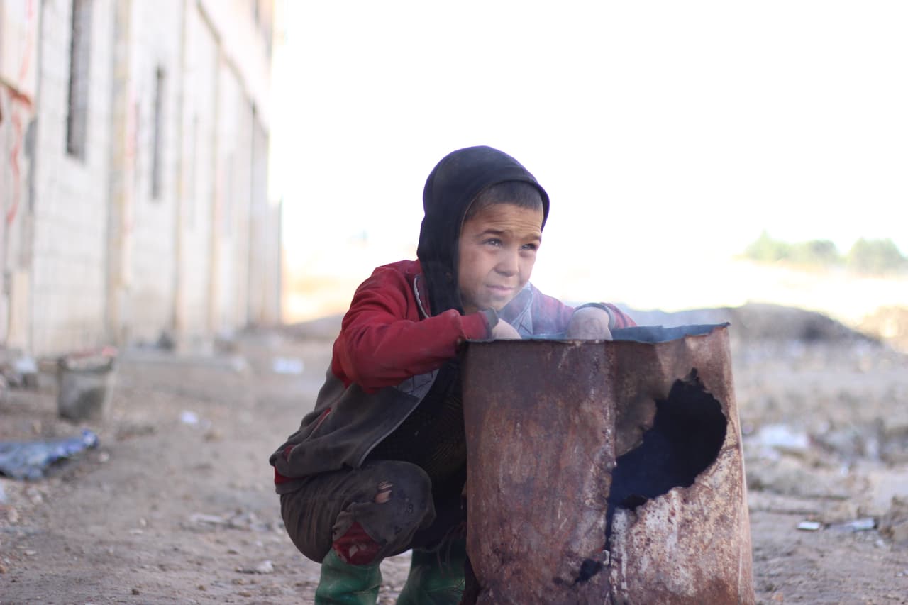 Ahmed, de 10 años, vive con más de 6.000 personas desplazadas en Jibreen, Siria, una antigua bodega convertida en refugio. Ahmed llegó desde del este de Alepo con sus vecinos. Sus padres murieron y no tiene ningún otro pariente que cuide de él o de sus cuatro hermanos.