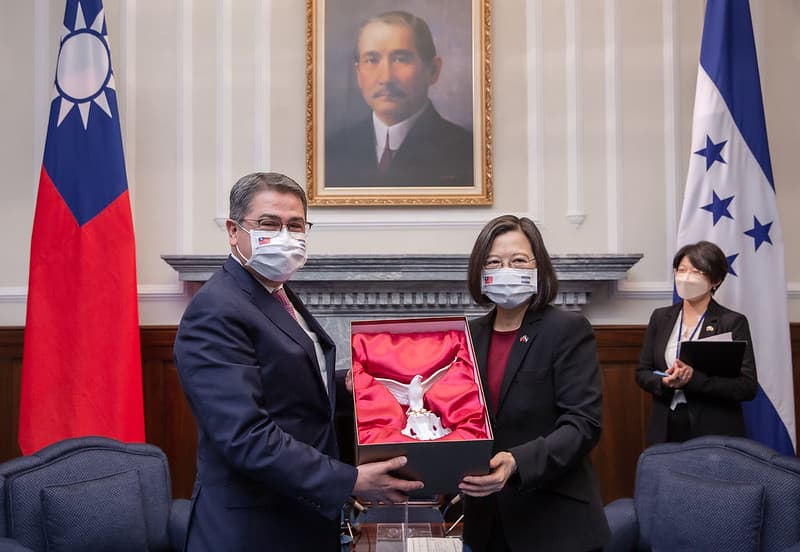 El presidente de Honduras, Juan Orlando Hernández, con la presidenta de Taiwán, Tsai Ing-wen, el 13 de noviembre, durante una visita de tres días a Taiwán para conmemorar los 80 años de relaciones diplomáticas oficiales.
