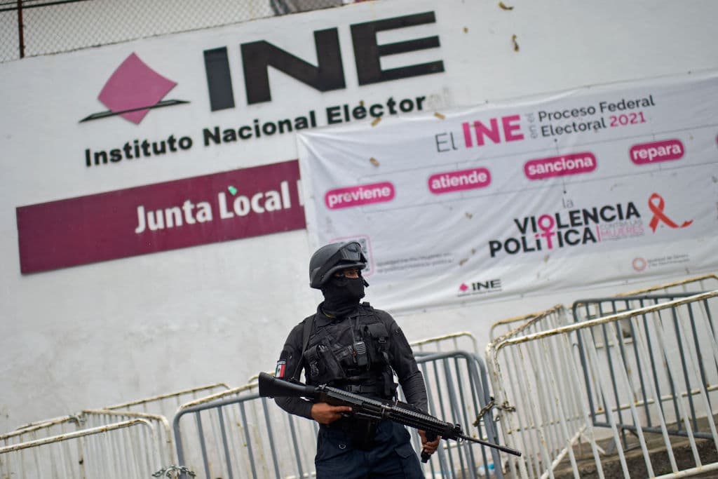 Marcadas por la 
<a href="https://www.univision.com/temas/pandemia">pandemia</a> y la 
<a href="https://www.univision.com/temas/violencia">violencia</a>, en estas elecciones se escogen 15 gubernaturas, 30 congresos locales, 500 diputaciones federales, 1,063 diputaciones locales, 14,222 regidurías y 1,923 ayuntamientos, además de concejalías, sindicaturas, juntas municipales y presidencias de comunidad.