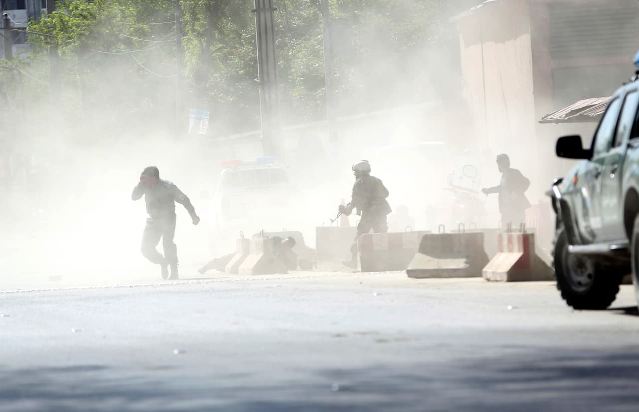 Los ataques perpetrados en una rápida sucesión fueron un sombrío recordatorio de la capacidad de los talibanes y de un grupo local vinculado a Estado Islámico para desatar el caos y la violencia a pesar de las ofensivas aéreas estadounidenses.