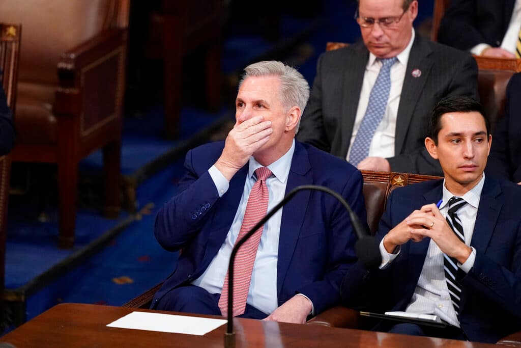 El representante Kevin McCarthy, republicano por California, escucha cómo se emite la segunda ronda de votos para el próximo presidente de la Cámara el día inaugural del 118° Congreso en el Capitolio de EEUU, el martes 3 de enero de 2023, en Washington.
