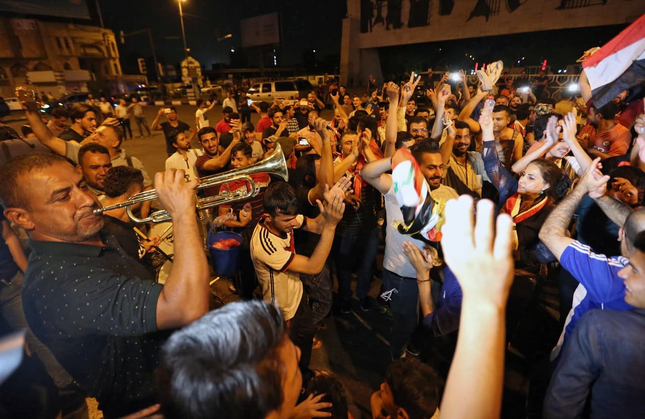 Cientos de personas se reunieron por la noche en la plaza Tahrir en Bagdad, Irak.