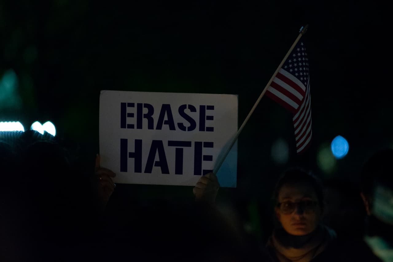 Una manifestantes lleva una pancarta que lee 'Erase Hate' (eliminen el odio) durante una vigilia frente a la Casa Blanca para conmemorar a las víctimas del tiroteo en la congregación Tree of Life el 27 de octubre del 2018.