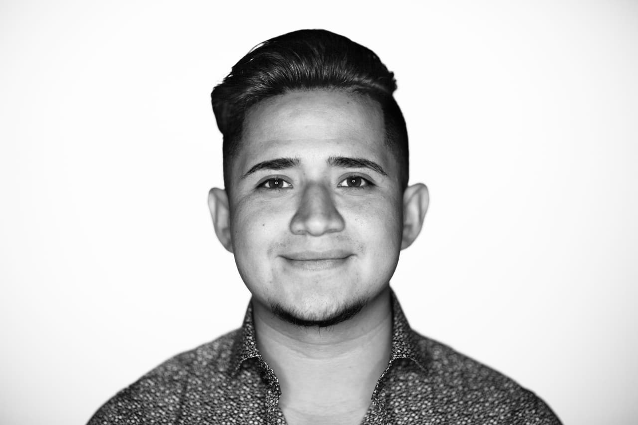 <b>14 años en EEUU. </b>Llegó a las 8 años de México. Luego de graduarse de secundaria trabajó en el campo para ayudar a su familia. Ahora es beneficiario de Daca y estudia ingeniería civil. “Si nos quitan el permiso DACA, después de tener el privilegio de poder estudiar, ¿Dónde quedamos? ¿habría sido todo en vano?”.
<br>