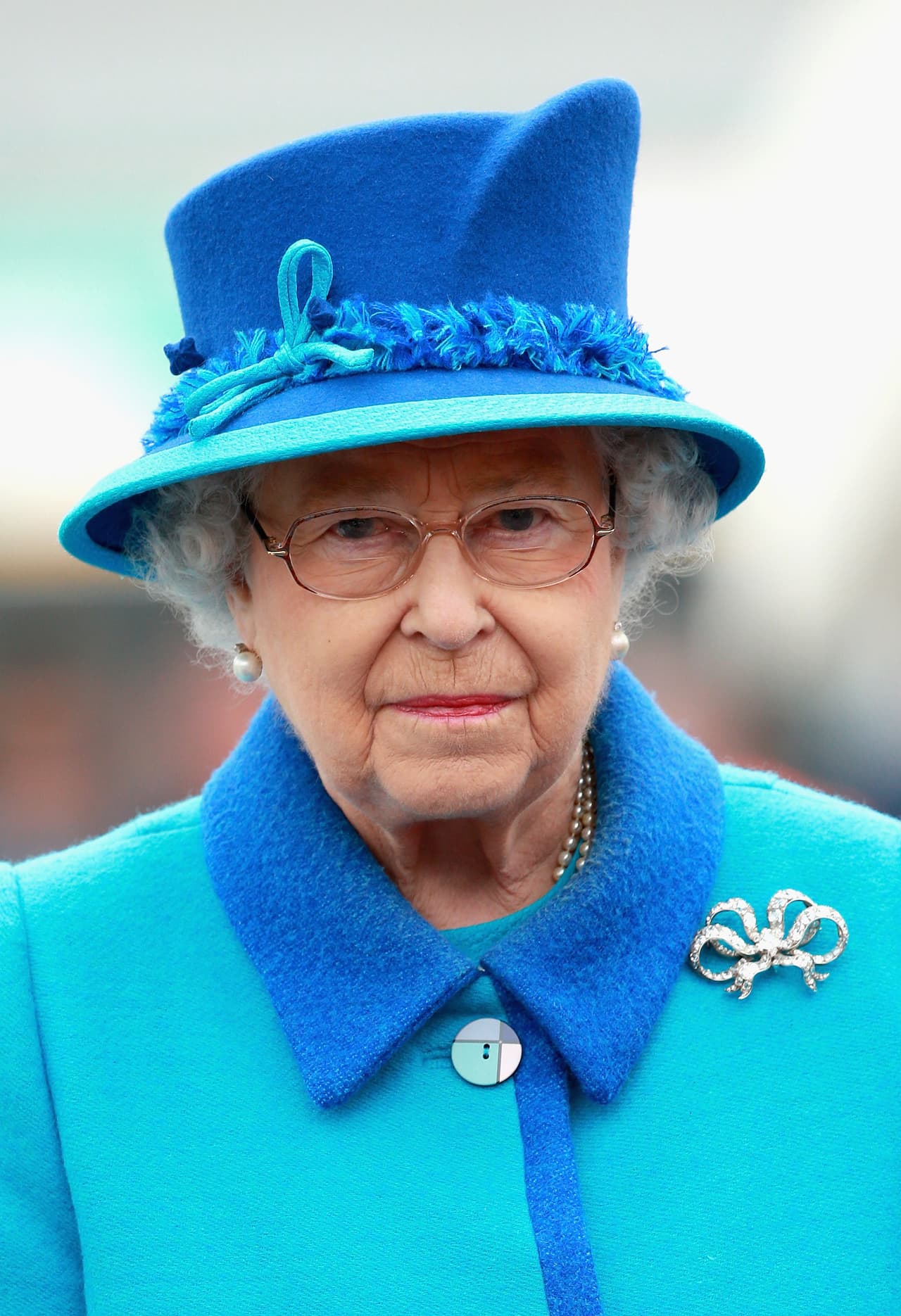 La reina estipuló que todos apoyan los deseos de "Harry y Meghan de tener una nueva vida, como matrimonio joven. Aunque 
<b><a href="https://www.univision.com/famosos/el-principe-william-dice-que-protegio-a-harry-toda-su-vida-pero-ya-no-puede-mas-fotos">hubiésemos preferido que permanecieran trabajando</a></b> a tiempo completo 
<b>con la familia real</b>".