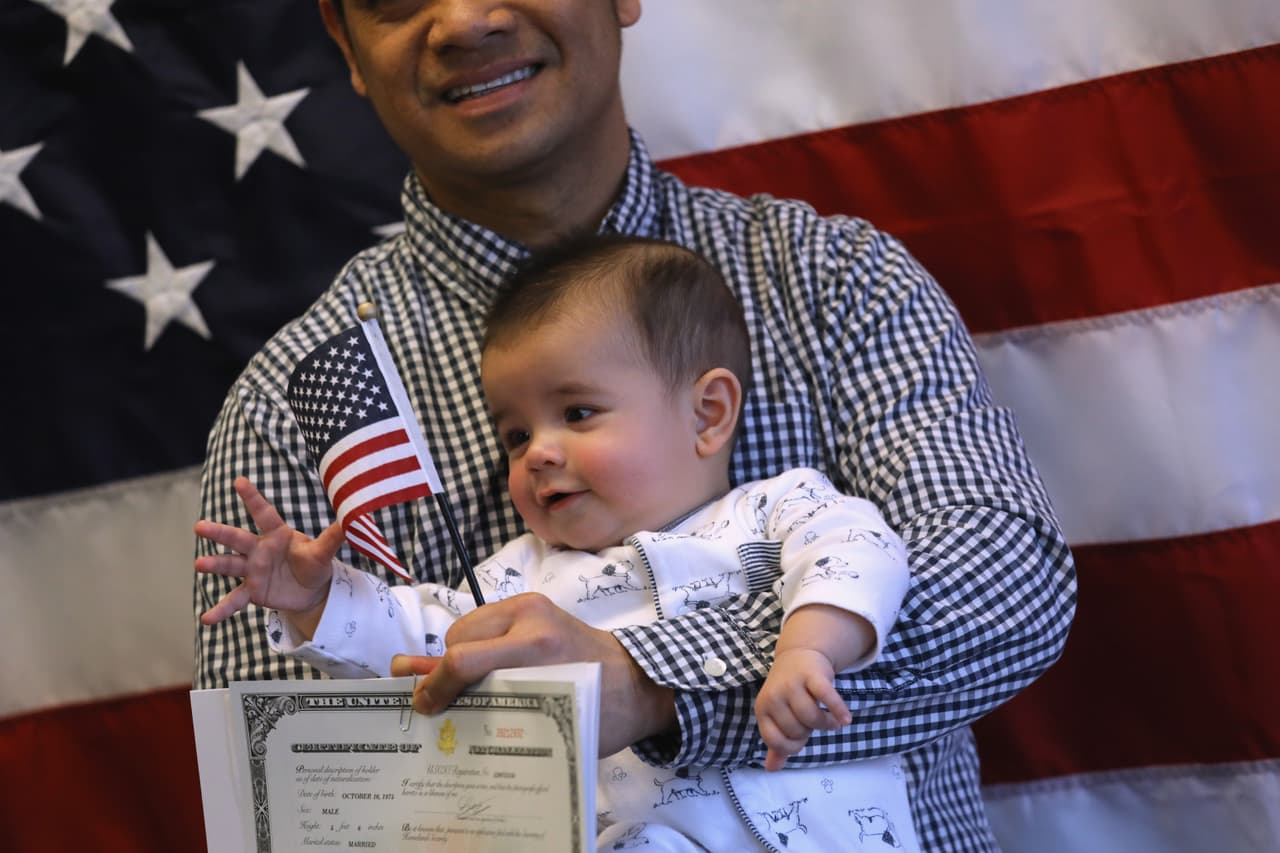 Por qué los republicanos quieren que un juez cancele el 'Parole in Place' aprobado por Biden