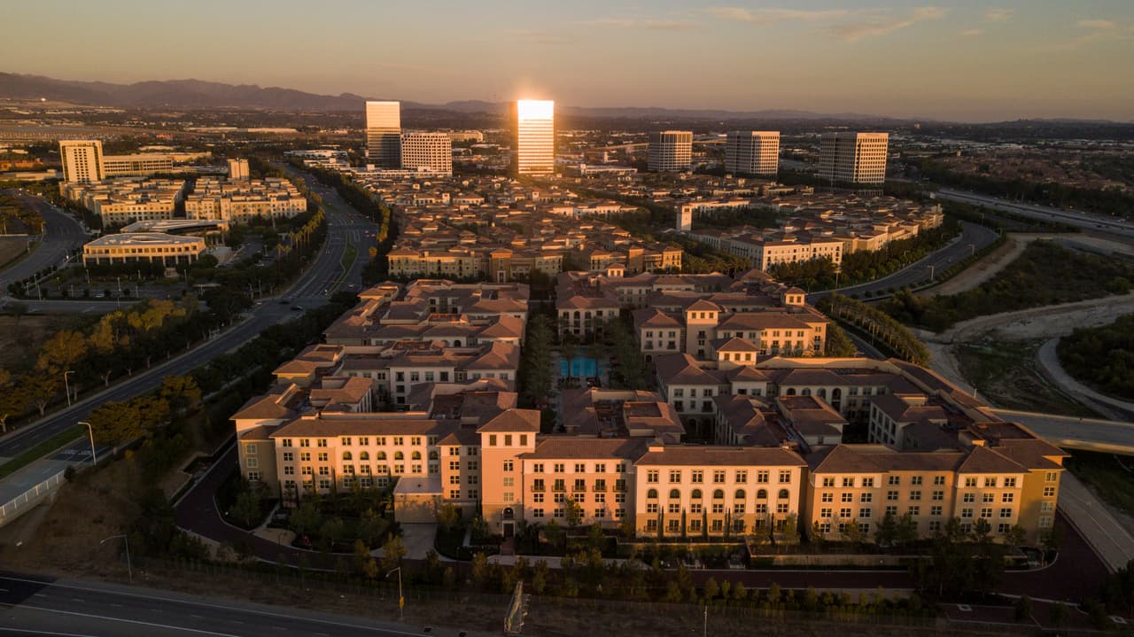<b>Puesto 2: Irvine, California.</b> El tamaño promedio de la vivienda es de 912 pies cuadrados, el 86.1% de las personas tiene acceso a internet de banda ancha y tiene 1,695 locales que ofrecen comida para llevar. Por cada 1,000 personas hay 31.1 parques.