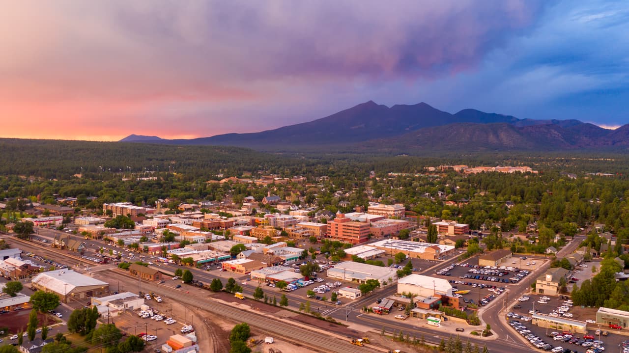 <h3 class="cms-H3-H3">13. Flagstaff, Arizona</h3>
<br>
<br>👟 
<b>Media de edad: </b>31.0 años.
<br>
<br>👟 
<b>Población que asiste a la universidad: </b>18.0%
<br>
<br>👟 
<b>Población menor de 18 años: </b>24.8%
<br>
<br>👟 
<b>Población mayor de 65 años: </b>12.6%
<br>
<br>👟 
<b>Población: </b>142,254 habitantes.
<br>