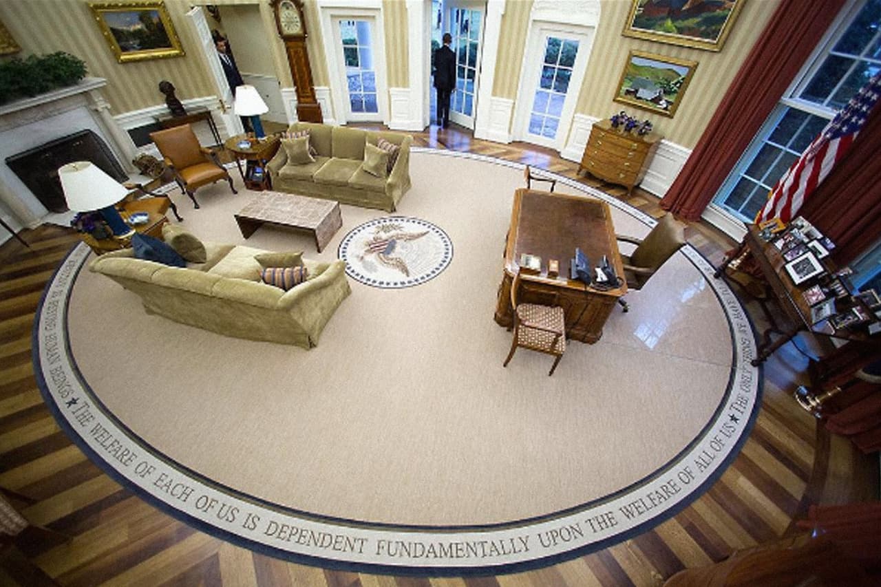<b>El suelo de frases históricas.</b> La alfombra estampada con citas de Franklin D. Roosevelt, Martin Luther King, Abraham Lincoln, John F. Kennedy y Theodore Roosevelt fue colocada en la oficina oval más de un año después de la llegada de Barack Obama y ahora fue sustituida en la era Trump. Pete Sousa, jefe del equipo de fotógrafos de la Casa Blanca durante la presidencia de Barack Obama, publicó en su cuenta de Instagram la fotografía de la última vez que el ahora expresidente salió de la oficina Oval.
