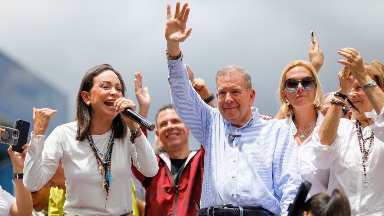 A unas 2,600 millas de su patria y a solo 72 horas de las 
<a href="https://www.univision.com/local/dallas-kuvn/noticias/america-latina/elecciones-en-venezuela-2024-en-vivo-reportan-al-menos-11-muertos-protestas-contra-maduro-peru-reconoce-victoria-edmundo-gonzalez" target="_blank">elecciones presidenciales en Venezuela</a>, Carlos Cuadrado, 
<a href="https://www.univision.com/local/dallas-kuvn/politica-dallas/quiero-estar-en-venezuela-venezolanos-en-el-norte-de-texas-ilusionados-por-elecciones-de-su-pais-video" target="_blank">un migrante venezolano en el norte de Texas</a>, expresa su esperanza: 
<b>“Tengo fe en Dios de que va a haber algo, y lo que vemos y escuchamos de la familia que nos queda en Venezuela es que llegó el día”</b>. Cuadrado, junto con otros compatriotas en la región, 
<b>sigue con preocupación y atención los eventos que ocurren en su país natal</b>.