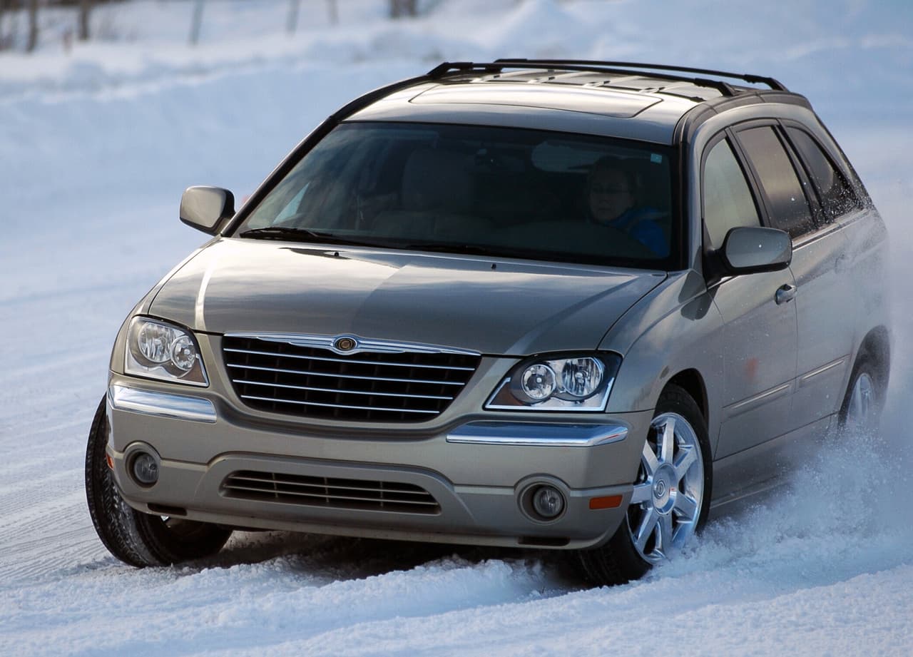 <h3 class="cms-H3-H3"><b>Cadenas para nieve </b></h3>
<br>
<br> Si tu carro tiene ESP, entonces deberás desconectarlo, ya que no tendrás adherencia constante como en el caso de neumáticos de invierno que nunca la pierdes. 
<br>
<br>Las cadenas metálicas son una especie de red integrada por eslabones de metal que cubren los lados de las llantas, las bandas de rodamiento y gracias a sus tensores permite mejorar el agarre y tracción en superficies cubiertas con nieve y/o hielo.
<br>