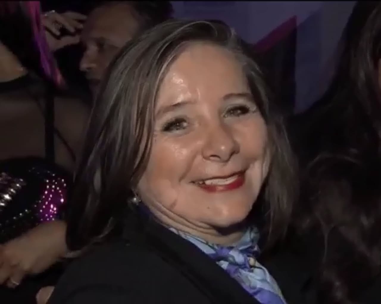 "Ya no me pregunten porque luego 
<b><a href="https://www.univision.com/famosos/esta-es-la-razon-por-la-que-la-madre-de-geraldine-bazan-cree-que-su-hija-no-debe-tener-pareja-por-ahora-fotos" target="_blank">mi hija me regaña</a></b>", rogó ante los reporteros. 
<br>