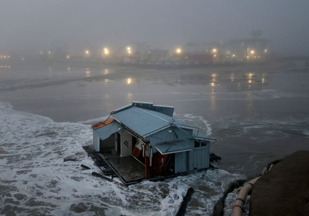 Tan pronto se informó sobre el desplome en el histórico muelle de Santa Cruz hubo quienes tomaron medidas de precaución, pero a otras personas les ganó la curiosidad.