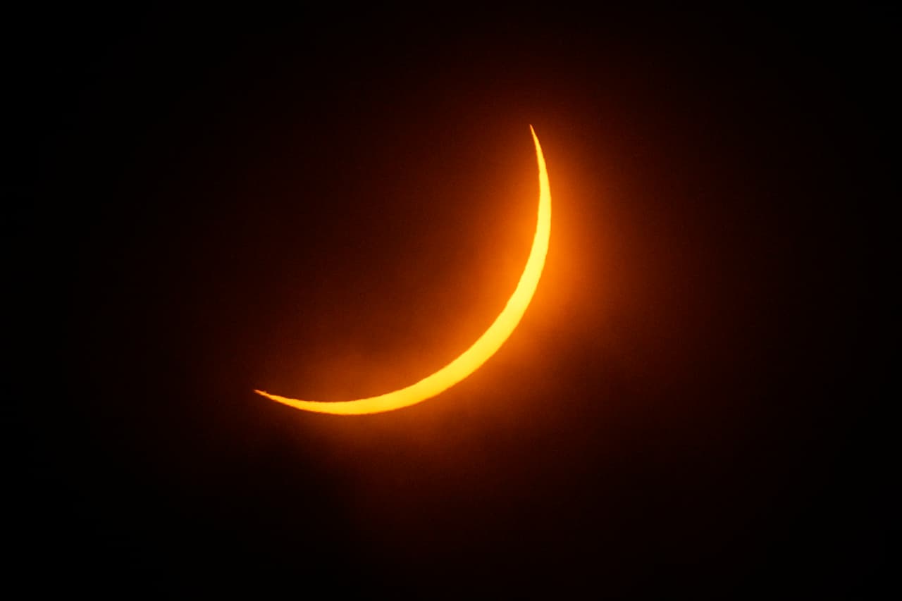 Esto fue en Eagle Pass, 
<b>el paso de la Luna sobre el sol formando una curva luminosa.</b>