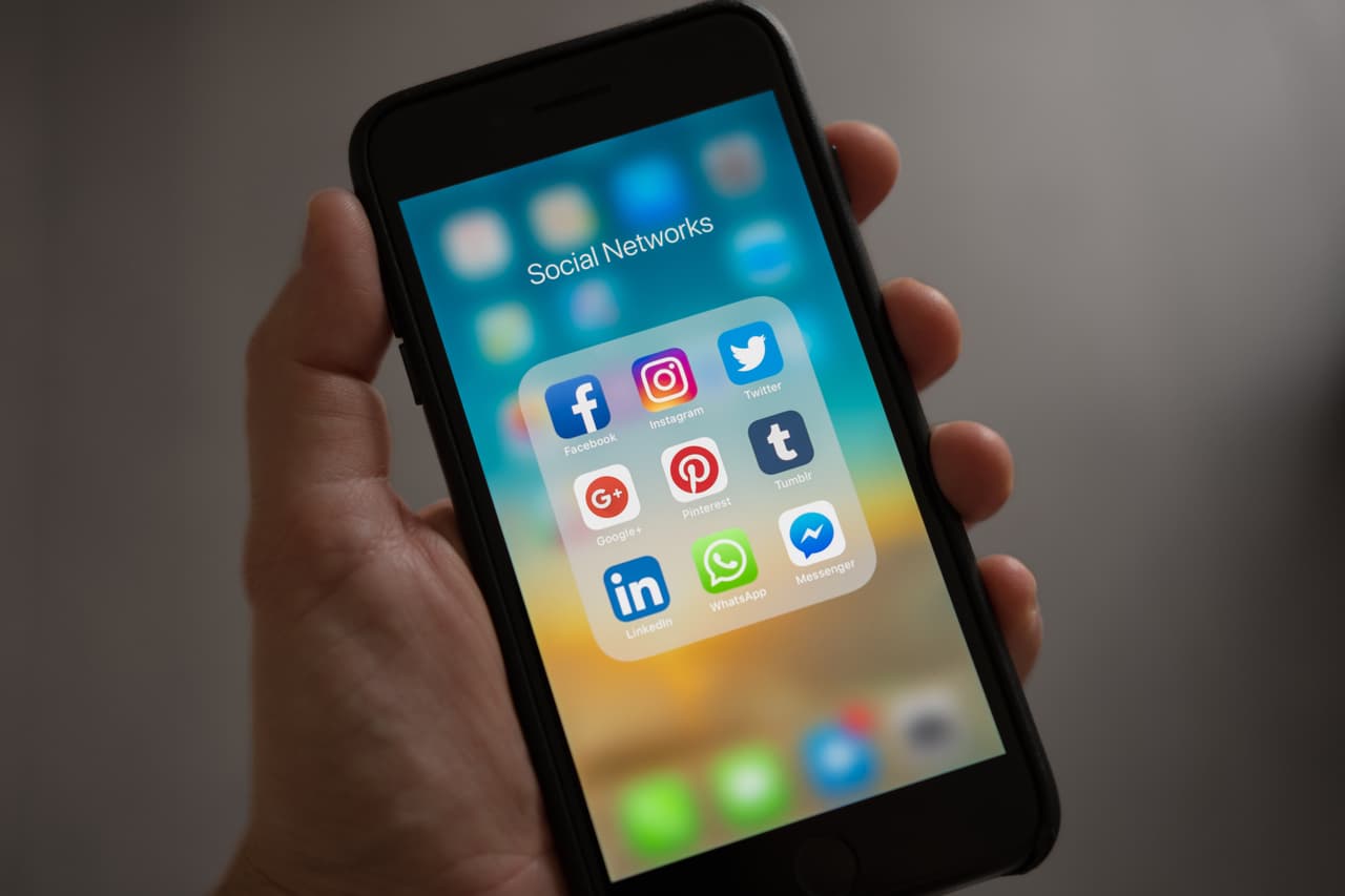 Considera usar un paquete de seguridad confiable con controles parentales en el dispositivo de su hijo. Habilita todas las funciones de seguridad que evitan que los niños se expongan accidentalmente a contenido inapropiado en línea.