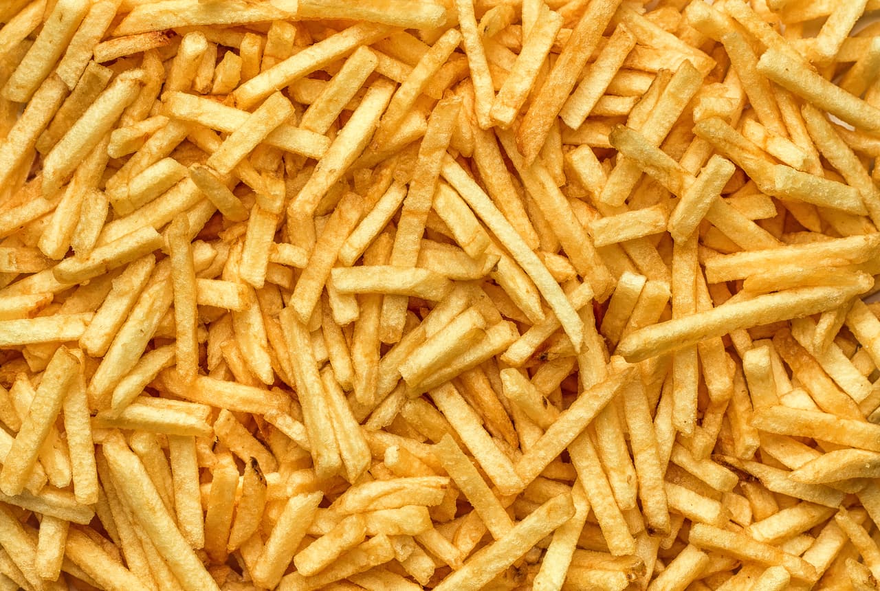 <b>Papas fritas</b>. Cualquier producto frito de comida rápida como las papas o los Nuggets de pollo probablemente han sido cocinados en aceites parcialmente hidrogenados (salvo que te digan lo contrario). De todos modos, aunque no sea el caso, los fritos no son la mejor opción para mantener la cintura.