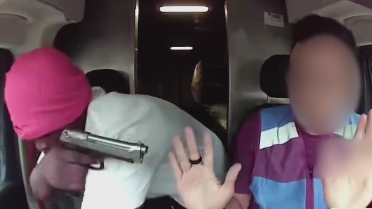 En video: Amenazan con una pistola a un repartidor de paquetes de Amazon para robarlo