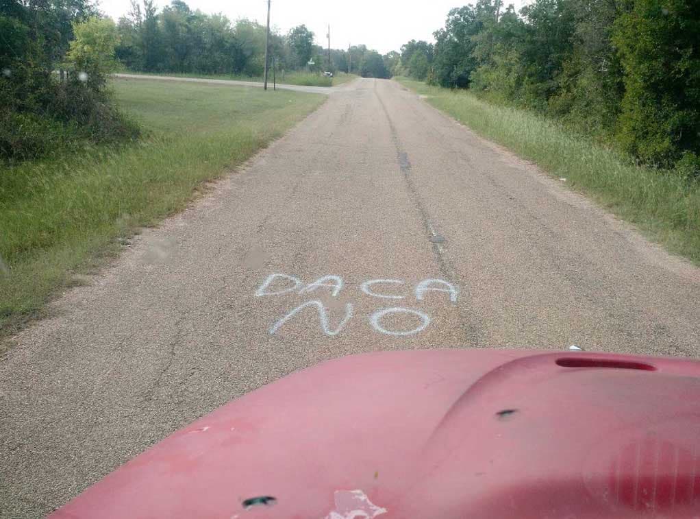 "DACA no" se lee en una calle de Lake Bastrop Acres.
