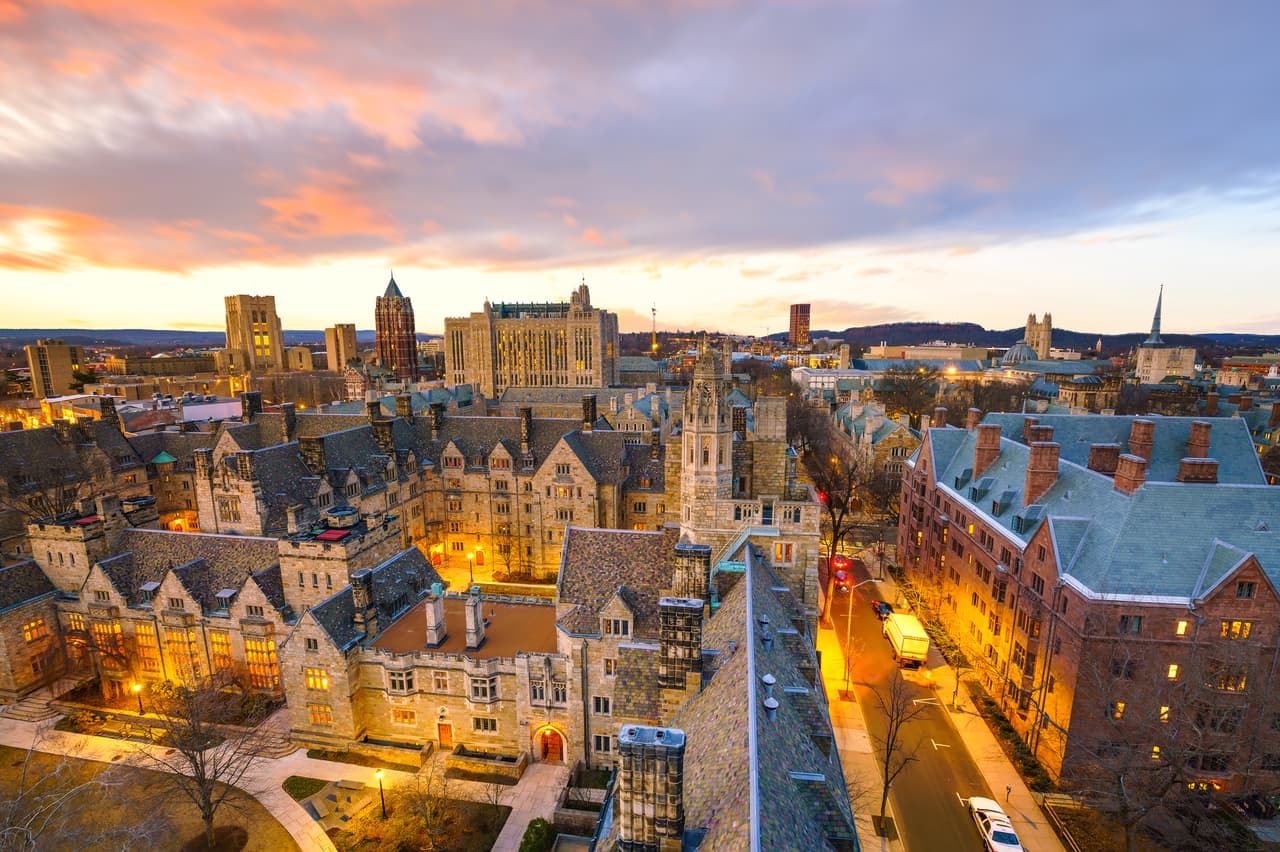 El presidente de la Universidad de Yale confirmó, luego de conocerse la noticia de que Trump sería presidente, que están "
<b><a href="http://features.yaledailynews.com/blog/2017/01/26/sanctuary-campuses/">comprometidos a asegurar a los estudiantes que enfrentan acciones legales como resultado de cualquier cambio en la postura del Gobierno</a></b> sobre la inmigración, y la universidad 
<b>proporcionará recursos para ayudar y guiar a los estudiantes indocumentados</b>". Durante el 2017, los estudiantes le han pedido a los directivos que denominen a la universidad un 'campus santuario', pero el presidente aún no ha tomado una postura. 
<br>
<br>