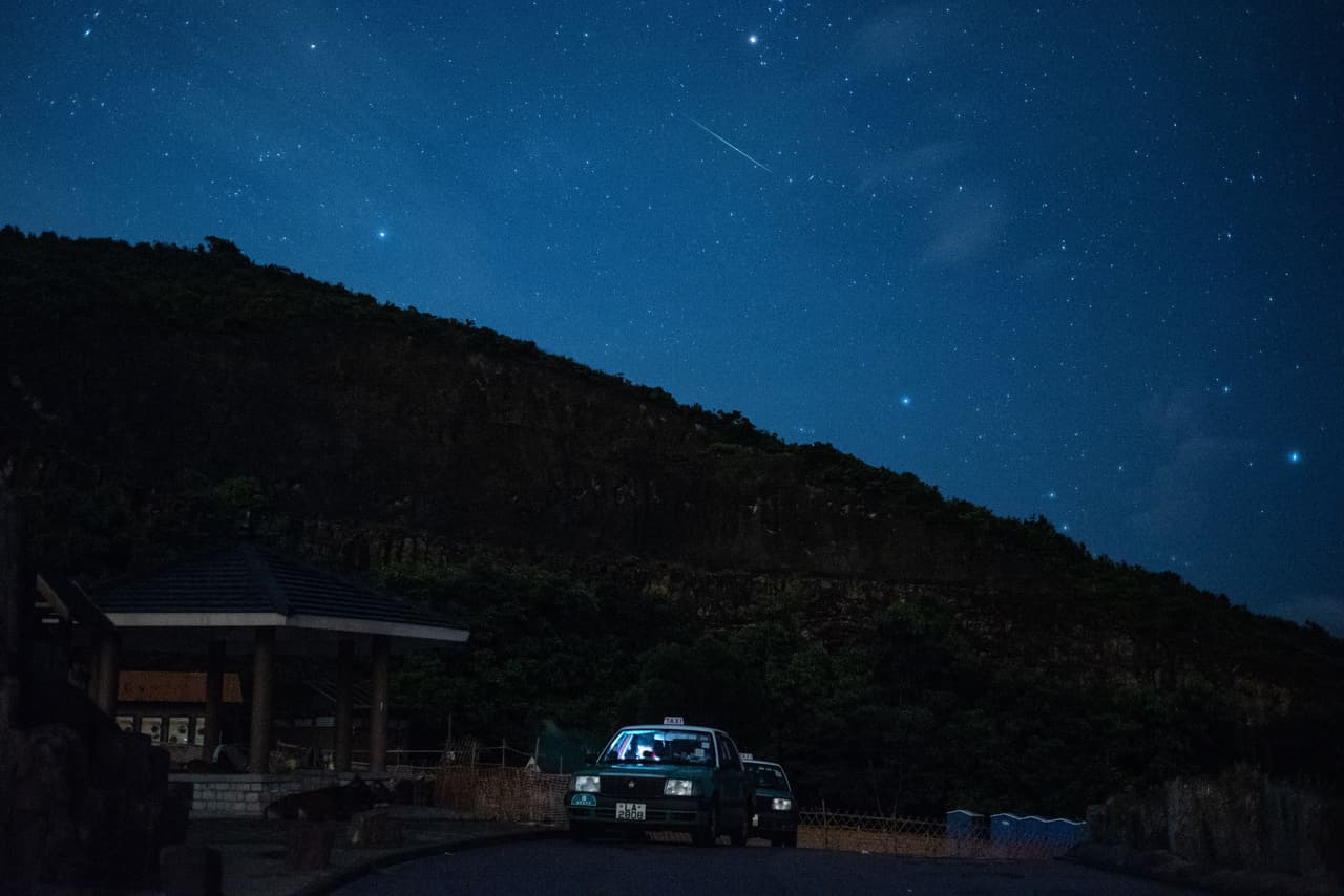 Eso sí, hay que tener paciencia: se requieren por lo menos 10 minutos para que la visión se acostumbre a la oscuridad y así ver la lluvia. Los meteoros de las perseidas vistos desde Hong Kong, China, el 13 de agosto de 2018.