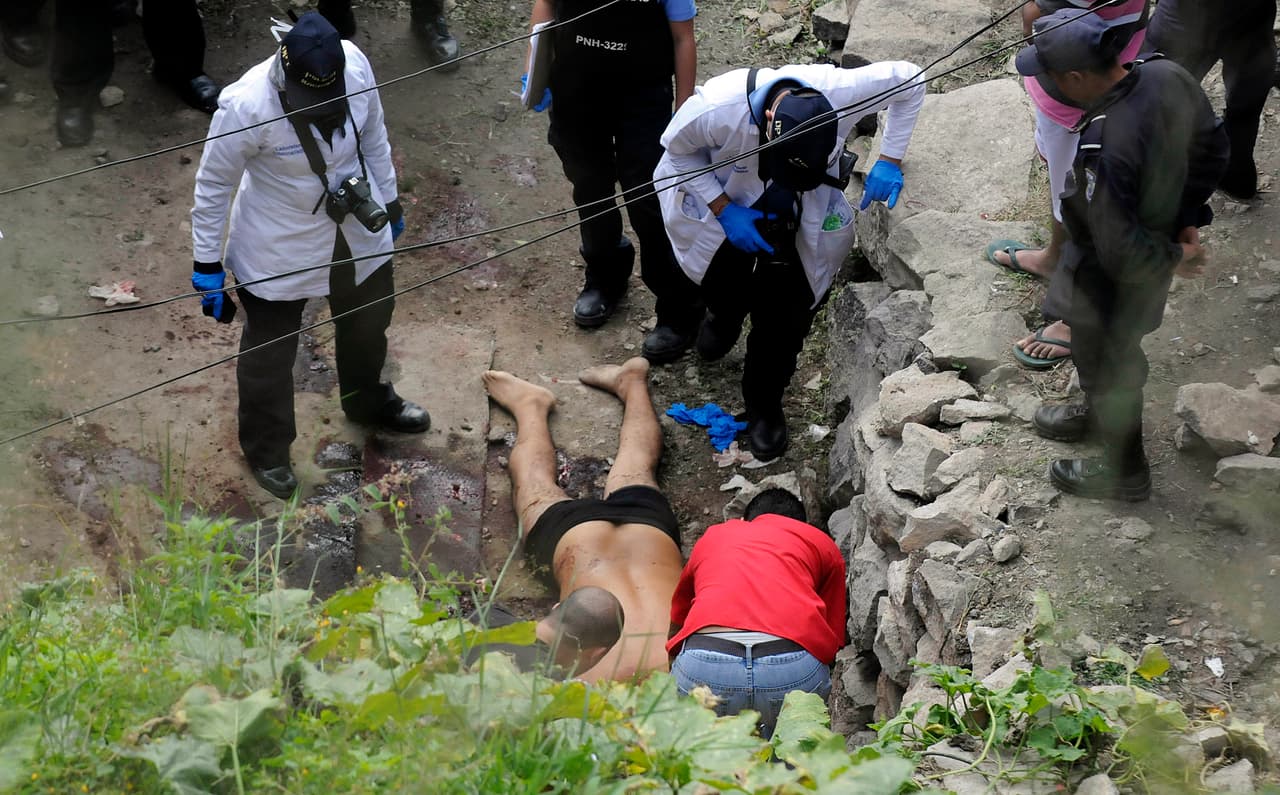<b>Honduras. Nivel de alerta 3. "</b>Reconsiderar los viajes a Honduras por el crimen. Algunas áreas tienen mayor riesgo. No viaje al departamento de Gracias a Dios", advierte el Departemento de Estado. Guatemala y El Salvador, que junto a Honduras conforman el 
<a href="https://www.univision.com/noticias/inmigracion/biden-promete-revertir-la-politica-de-asilo-de-trump-y-un-plan-marshall-en-centroamerica">Triángulo Norte de Centroamérica</a>, están calificados en el nivel de alerta 2, es decir, que "aumente la precacución" si debe ir a estos lugares afectados por 
<a href="https://www.univision.com/noticias/america-latina/en-fotos-asi-nacieron-y-echaron-raices-las-pandillas-centroamericanas-en-estados-unidos-fotos">la violencia y las pandillas</a>.