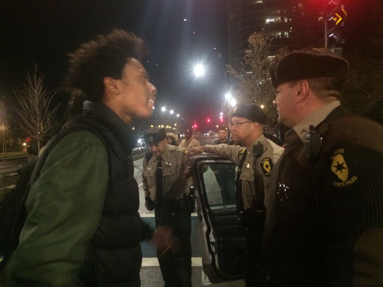<b>25 de noviembre de 2015. </b>Se registra un segundo día de protestas en la ciudad. Entre las consignas, los manifestantes piden la renuncia Rahm Emanuel, alcalde de Chicago así como la salida de Garry McCarthy, superintendente de la policía, y de Anita Álvarez, fiscal del condado.