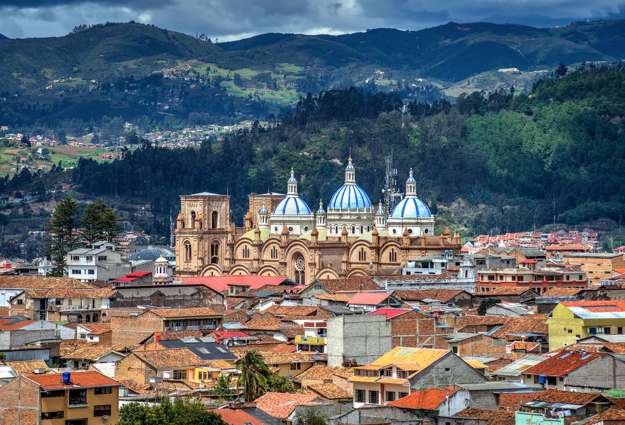 <b>Puesto 6. Ecuador</b>
<br>
<br>En este país sudamericano se puede vivir fácilmente con 1,800 dólares mensuales o menos, dependiendo de la ubicación y el estilo de vida. Una casa en una playa de la costa del Pacífico o un condominio con excelentes vistas a los Andes puede costar alrededor de 150,000 dólares.
<br>
<br>El país se destaca por su seguridad financiera (se maneja el dólar estadounidense desde hace varios años) y ofrece las comodidades de primer mundo (como el internet de alta velocidad) en un ambiente tradicional. La atención médica también es muy asequible.
<br>