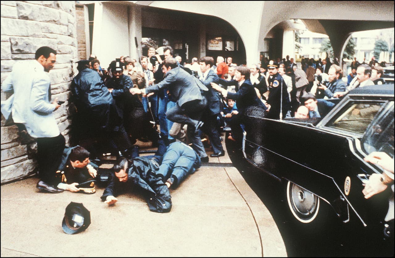 La misma limusina Lincoln Continental 1974 fue el auto que transportó a resguardo seguro a los presidentes 
<b>Gerald Ford</b> y 
<b>Ronald Reagan</b> después de sus respectivos intentos de magnicidio. El 22 de septiembre de 1975 agentes del servicio secreto empujaron a un ileso Ford dentro del Lincoln después de que Sara Jane Moore disparara contra él a las puertas del Hotel St. Francis en San Francisco, California. John Hinckley Jr. tuvo mejor puntería en su intento de asesinato contra Reagan frente al Hotel Washington Hilton el 30 de marzo de 1981. El mal herido presidente fue socorrido por el Servicio Secreto y transportado al Hospital Universitario George Washington en Georgetown. En la imagen se observa la conmoción después del intento de asesinato contra Reagan.